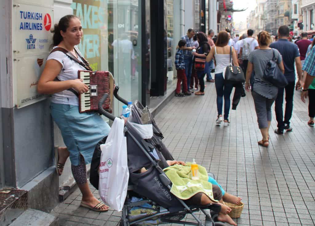 Jeune mère réfugiée syrienne qui mendie dans les rues d'Istanbul. Photo: ©Anne-Laure Gatin