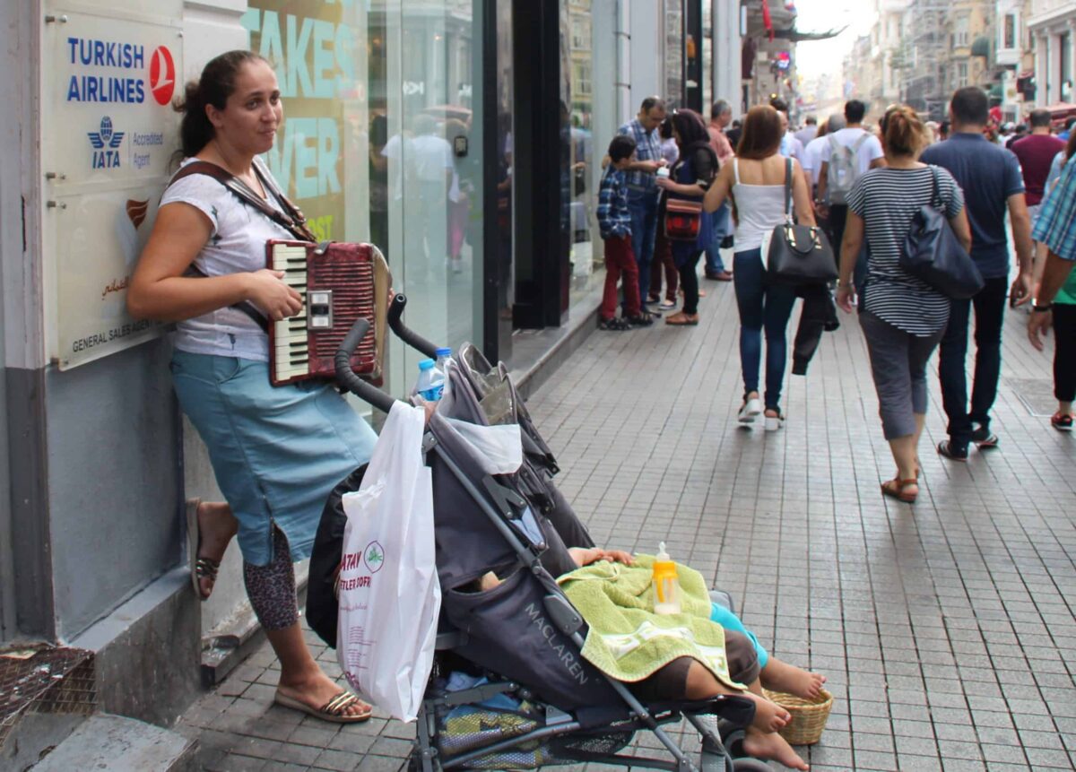 Jeune mère réfugiée syrienne qui mendie dans les rues d'Istanbul. Photo: ©Anne-Laure Gatin