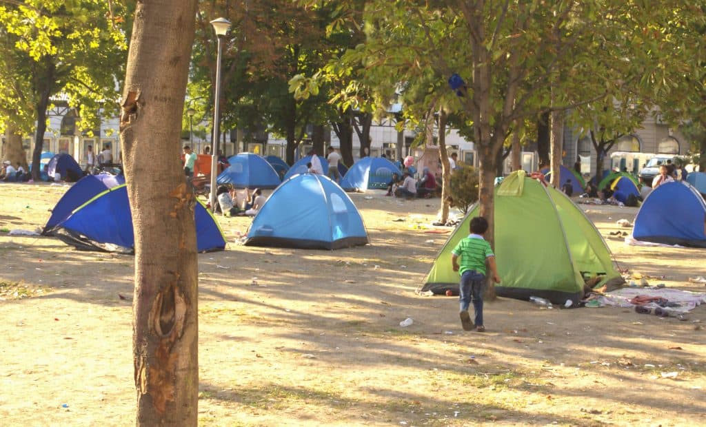 Un jeune garçon syrien, dans un camp de fortune près d'une station d'autobus à Belgrade, Serbie (Fotolia)