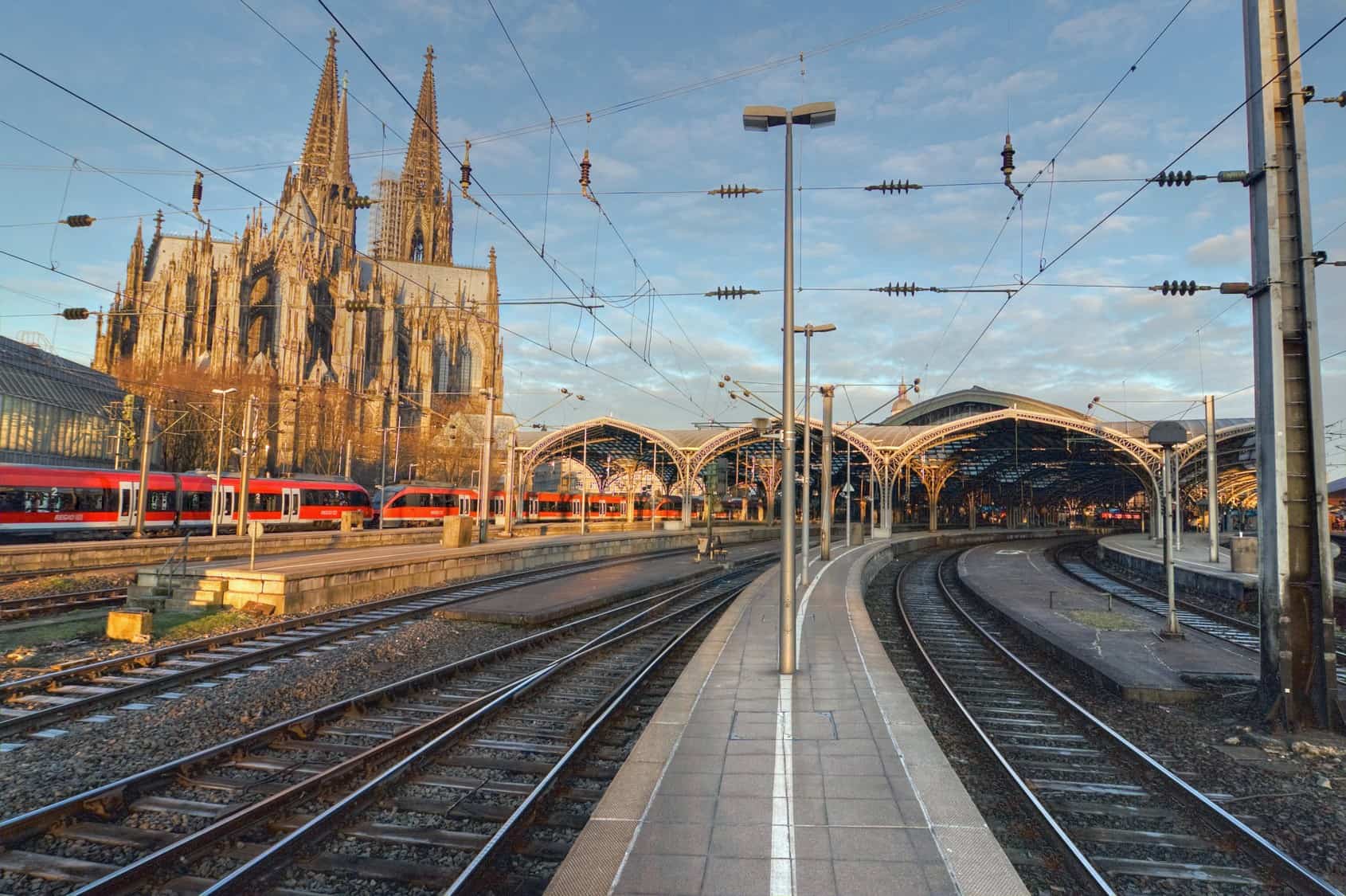 Cathédrale et gare de Cologne, près desquelles eurent lieu les centaines d'agressions le soir du 31 décembre 2015 (photo: Fotolia)